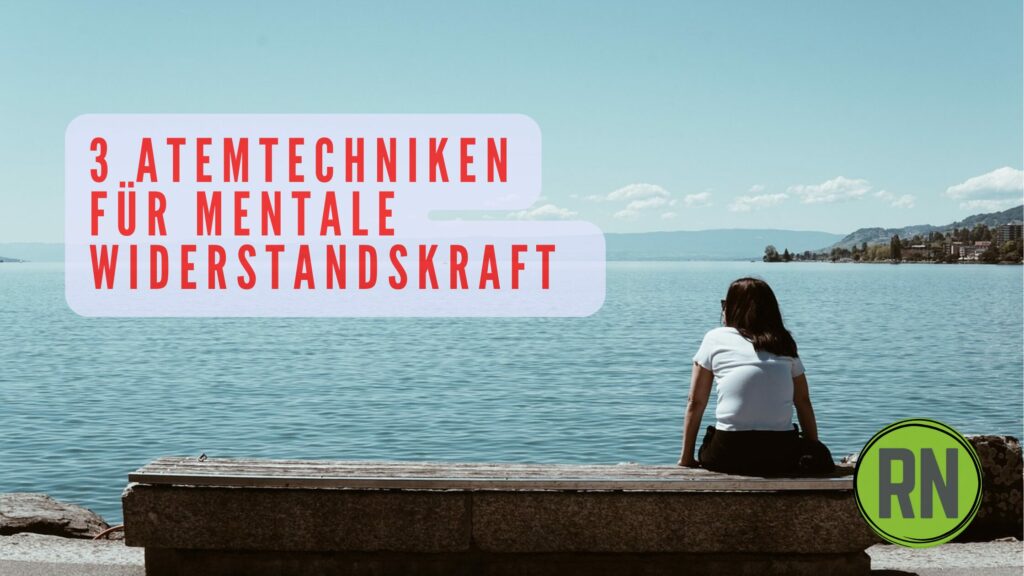 Frau sitzt am See