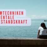Frau sitzt am See